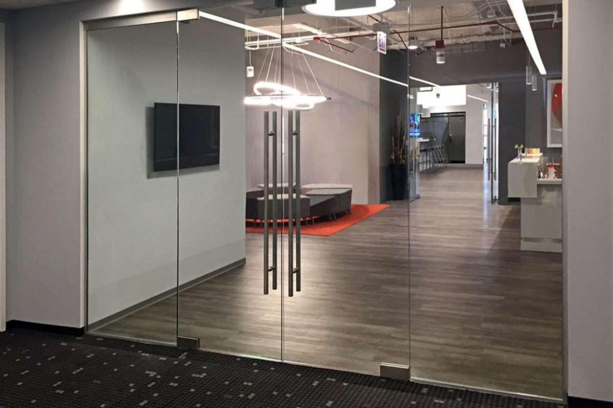 Cửa kính cường lực ngày nay được sử dụng rộng rãi trong kiến trúc hiện đại 