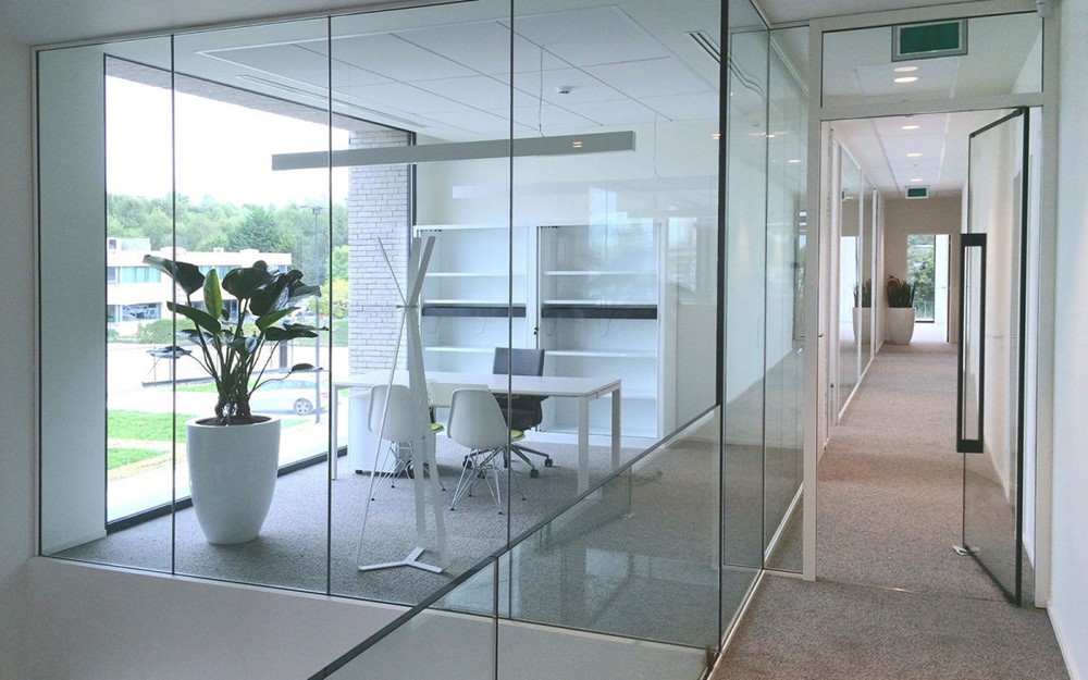 Cửa kính kết hợp vách ngăn kính trong văn phòng