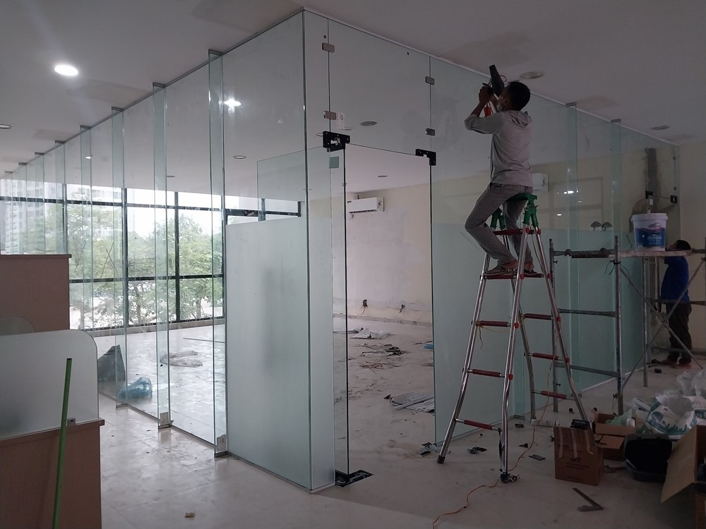 Luxury Window thi công vách kính cường lực uy tín, giá tốt