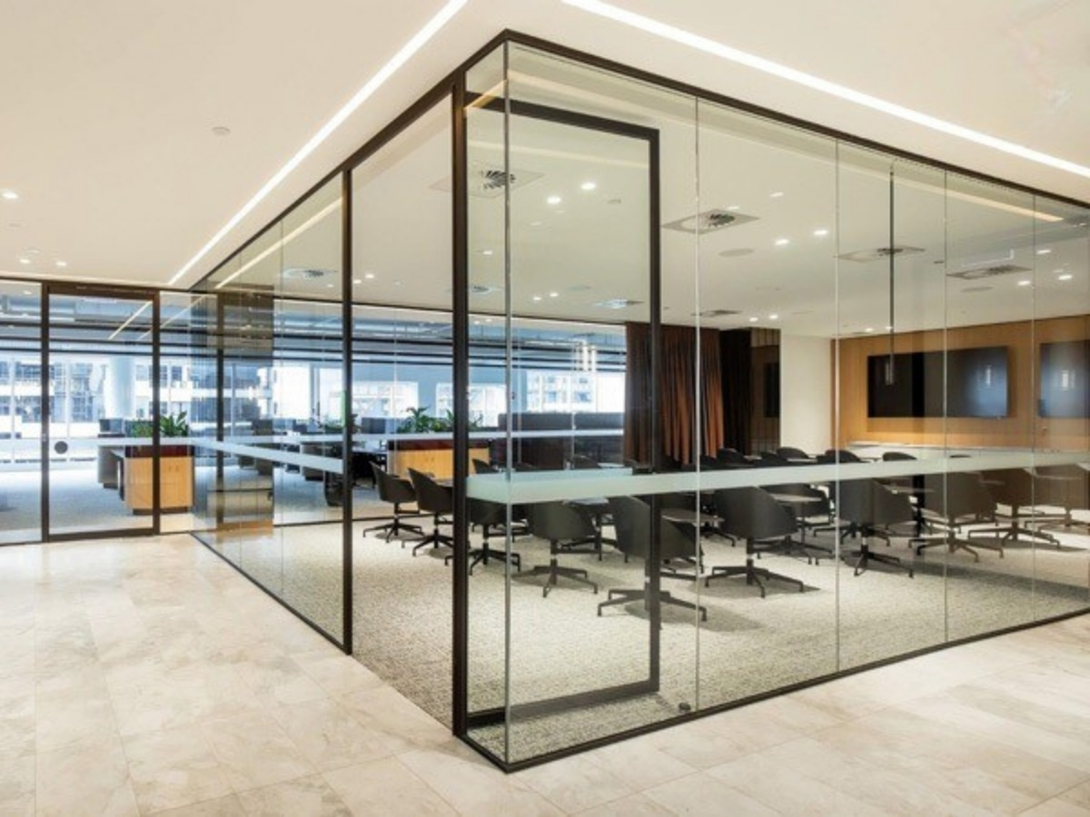 Vách cường lực phòng họp hiện đại, sang trọng