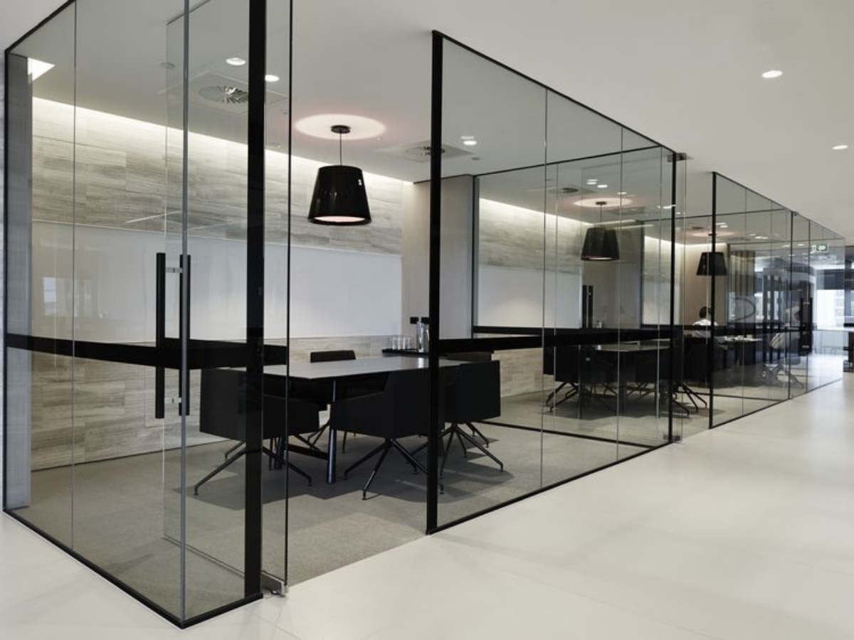Vách Kính Cường Lực Trong Văn Phòng