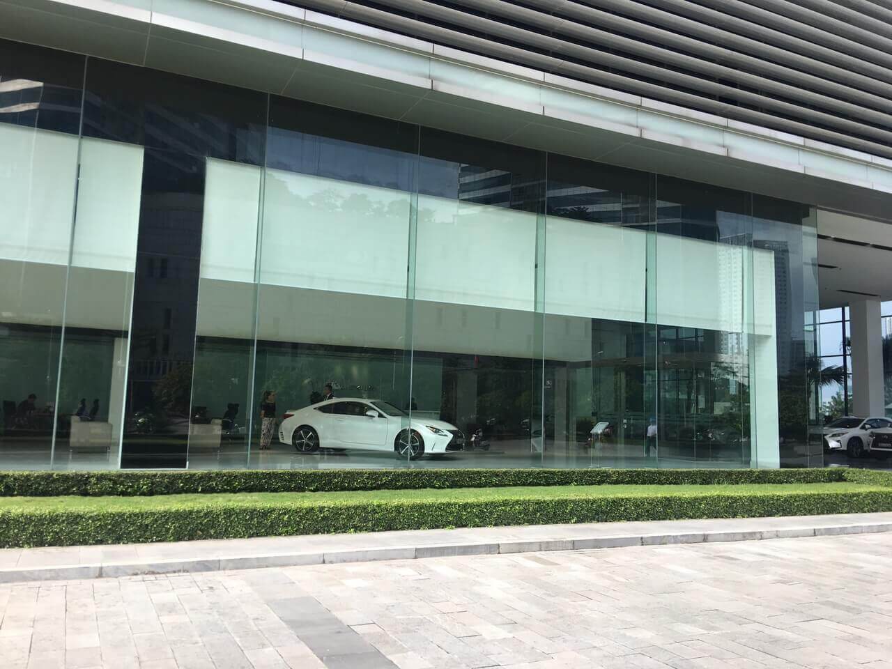 Mẫu vách kính mặt tiền showroom Ôtô