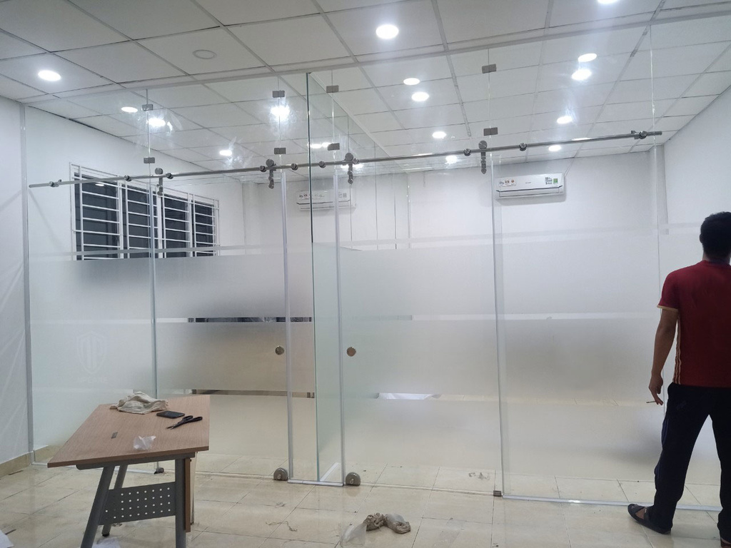 Chi tiết cấu tạo cửa kính cường lực gồm kính, khung nẹp cố định kính và phụ kiện 